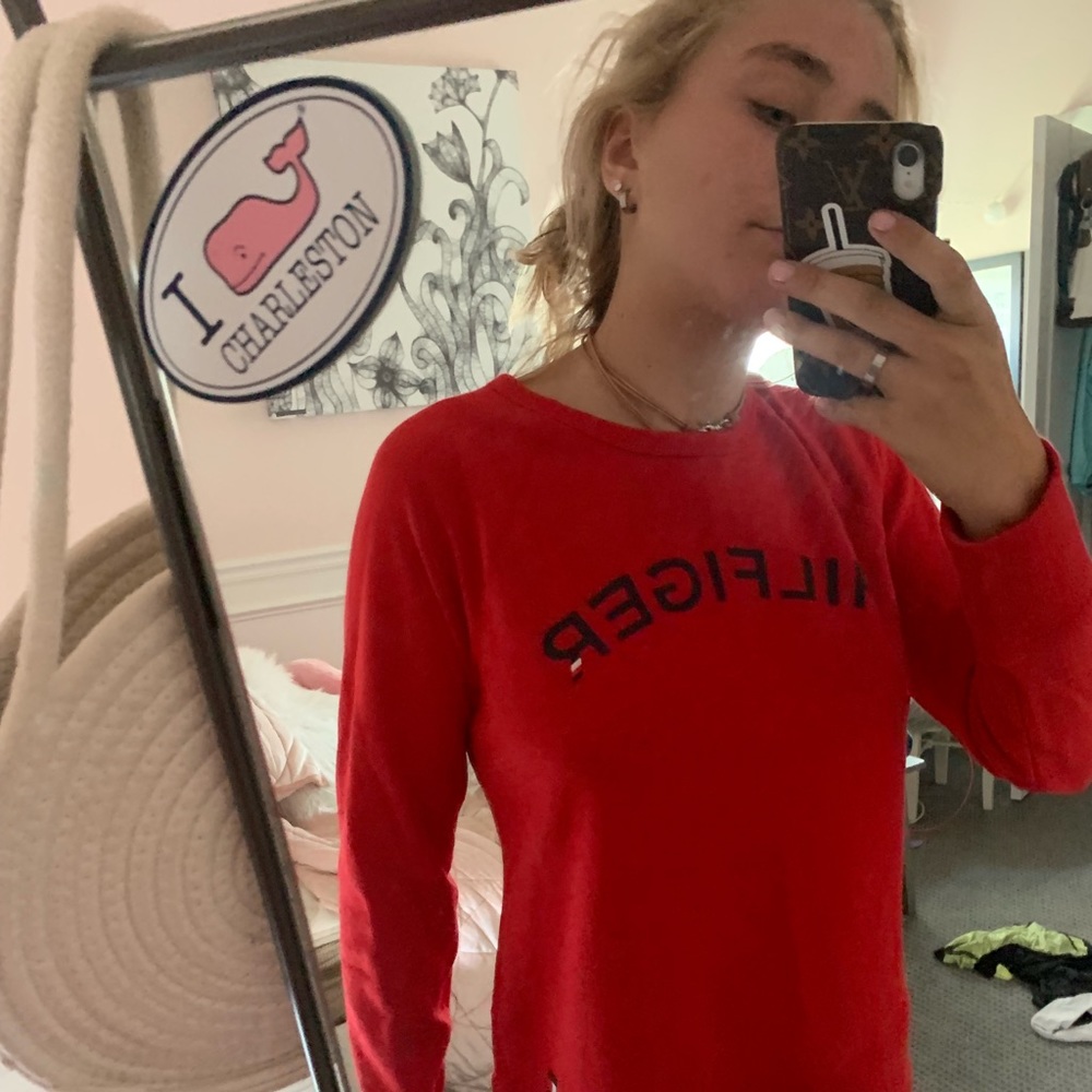 Red tommy hilfinger swetshirt